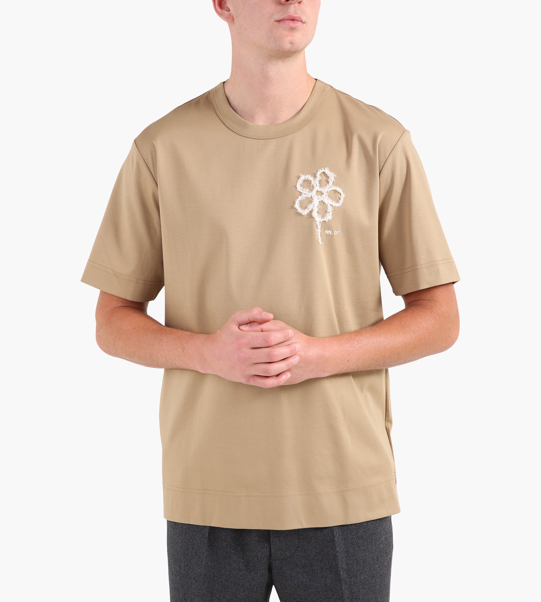NN.07 Pedro EMB Tee 3525 Camel